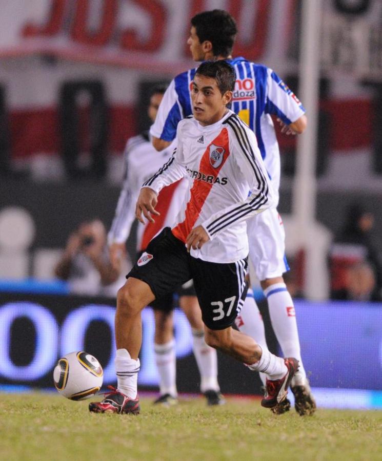 Imagen EN CARPETA. En Portugal aseguran que el Benfica analiza la posibilidad de negociar su pase y el de su compañero Rogelio Funes Mori.