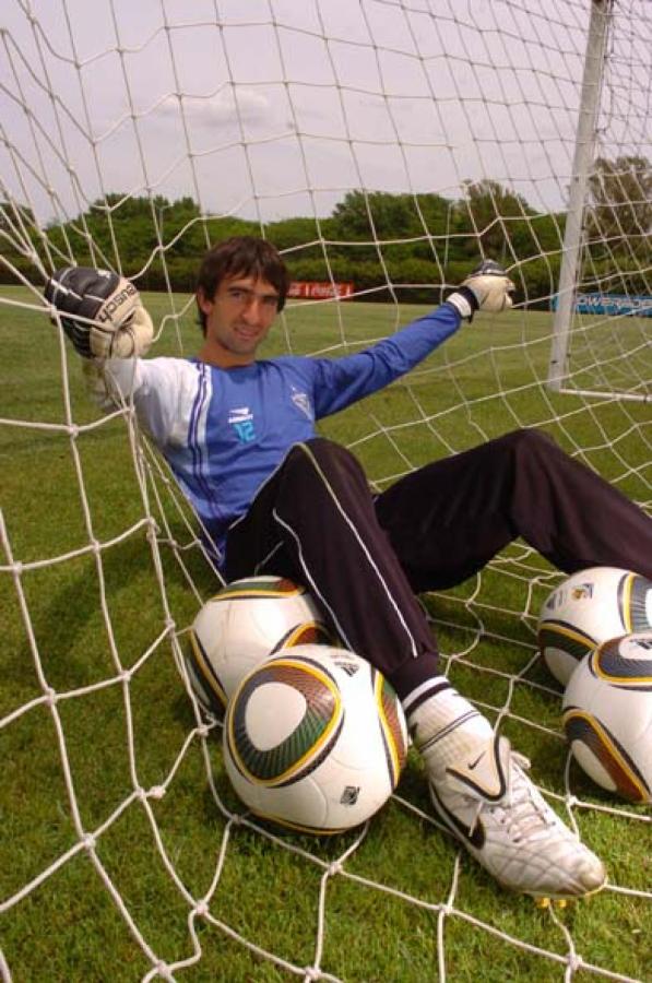 Imagen LA SOBRIEDAD es la característica técnica de Barovero. Resuelve las jugadas con sencillez.