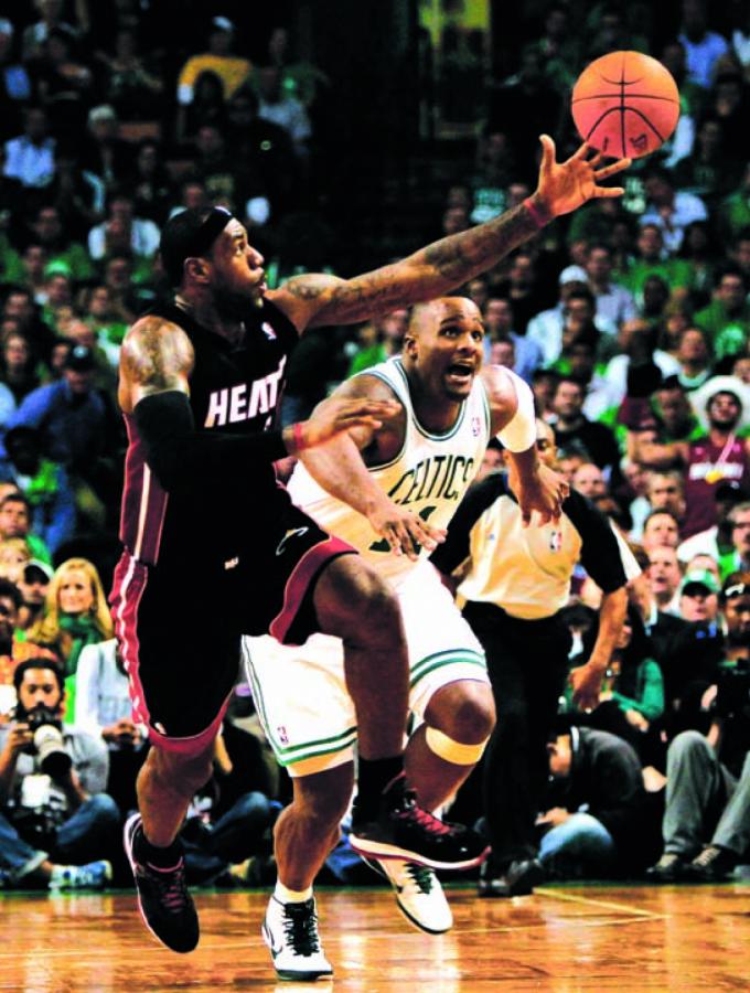 Imagen DEBUT. LeBron James (31 puntos) pelea la pelota con Glen Davis. Boston Celtics ganó 88-80.