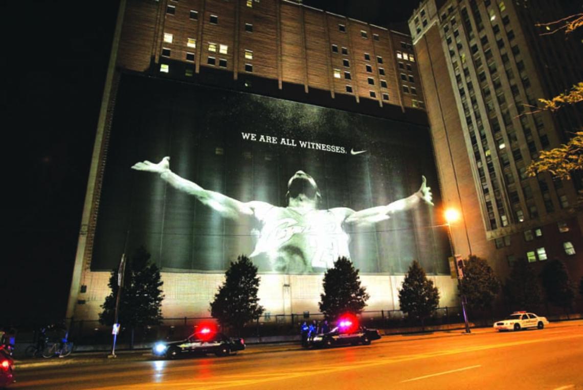 Imagen BAJO CUSTODIA. En Cleveland, la policía cuida el cartel de LeBron para evitar destrozos.