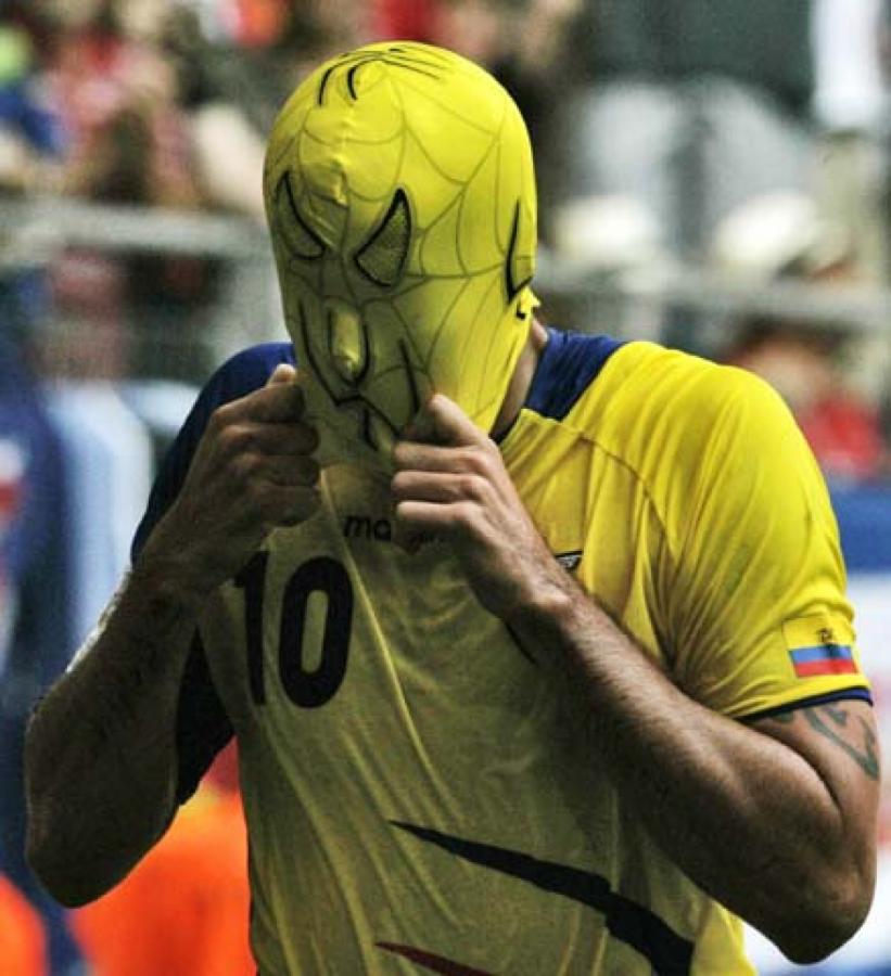 Imagen EL ECUATORIANO Iván Kaviedes se disfrazó de Spider-Man durante el Mundial 2006 para homenajear al fallecido Otilino Tenorio, que festejaba de ese modo.