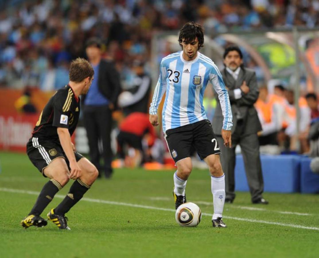 Imagen EN EL MUNDIAL fue el más joven de Argentina y jugó 42 minutos. Aquí, entre Diego y Lahm, la noche de Alemania.