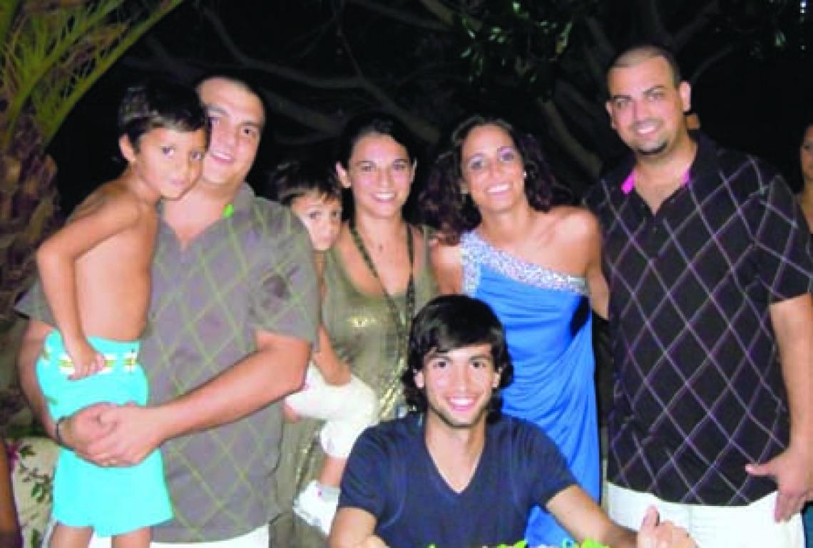 Imagen ALBUM FAMILIAR. Su hermana Lorena, su cuñado Javier y los sobrinos Bruno y Franco en Brazos. Su novia Chiara (de azul) y su hermano mayor, Ariel.