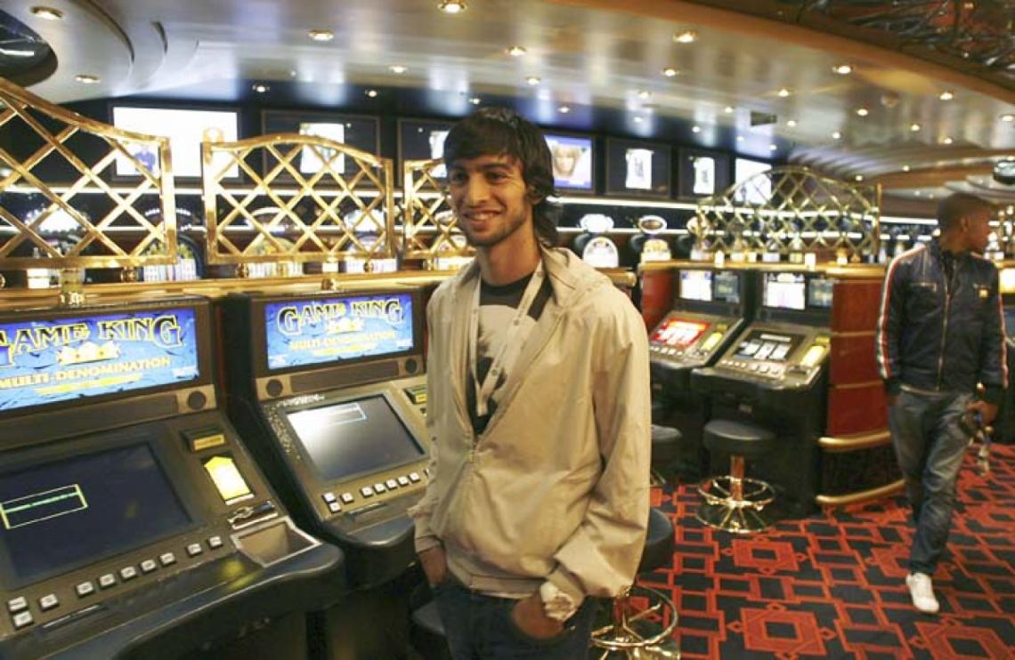 Imagen LA FOTO es del mes pasado, fue tomada en un barco con casino. Con la Play le gana a Messi.