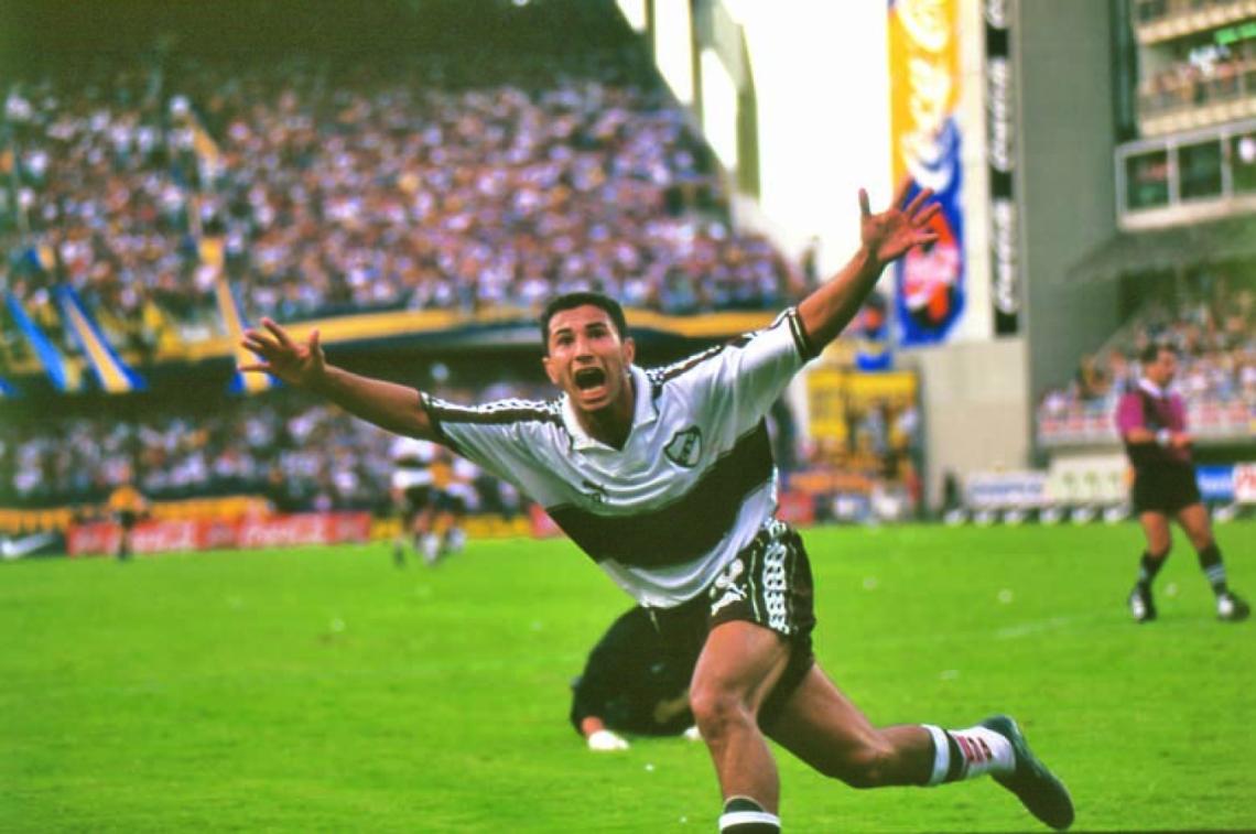 Imagen DOS GOLES en la Bombonera con la camiseta de Platense marcan a cualquiera. Fue 4-0 en el 98 y le valió su pase a Independiente.