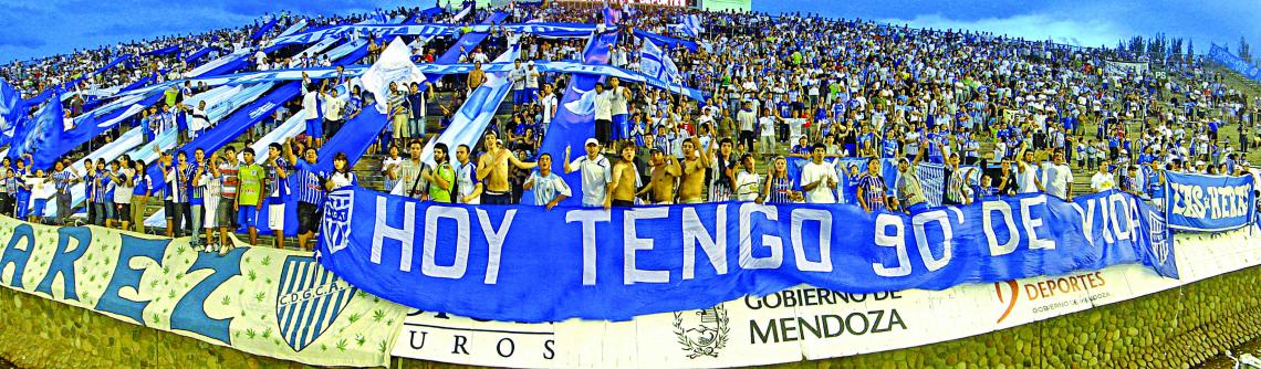 LOS HINCHAS de Godoy Cruz se multiplicaron durante la última década. (Foto: Marcelo Alvarez)