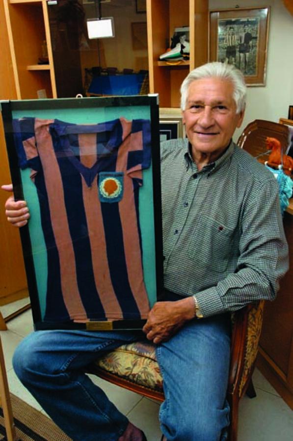 Imagen RECUERDO imborrable. A pesar de todo lo vivido, el Maestro evoca con amor aquella camiseta con la que jugó en los Campeonatos Evita.