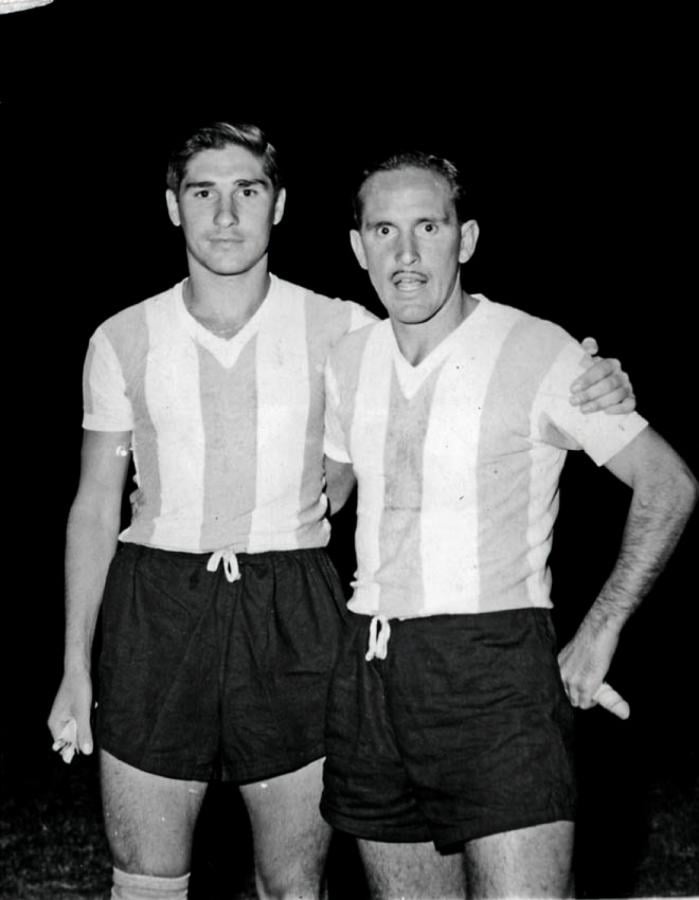 Imagen JUNTO A Mouriño, con la camiseta de la Selección. Decía El Gráfico: "Despliega una energía que inspira respeto a los rivales". Y tenía 18 años...