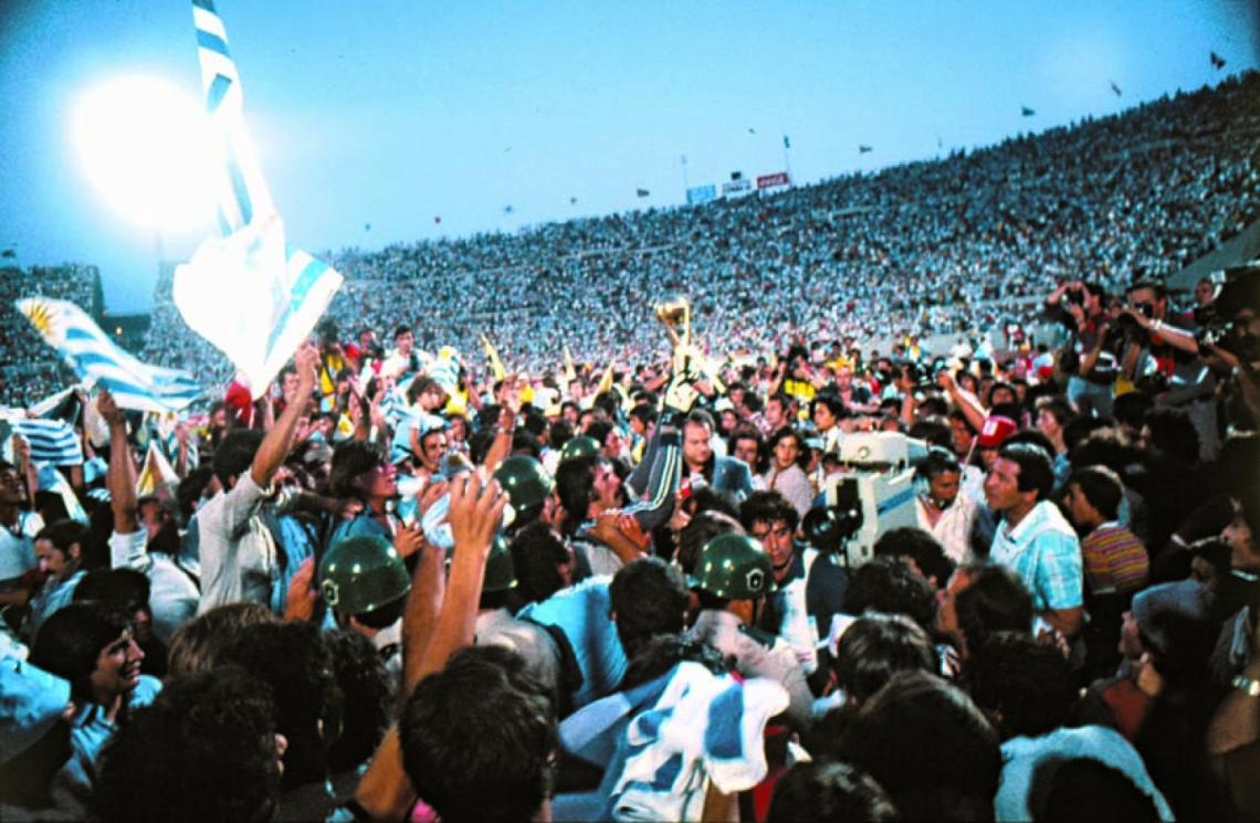 Imagen LA CELEBRACION final en el Centenario. Jugadores, hinchas, efectivos de seguridad, la copa...