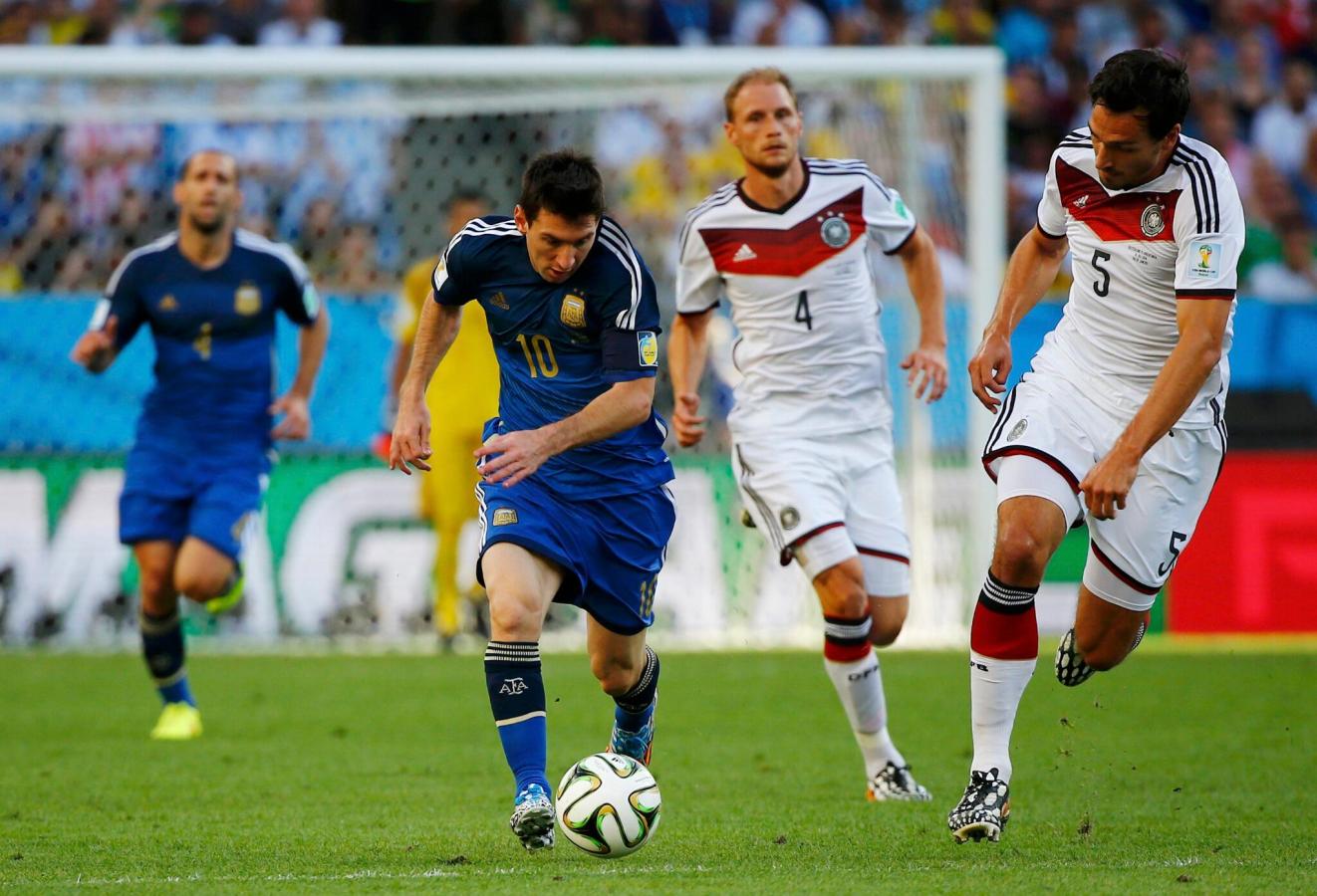 Imagen Messi es perseguido por Hummels durante la final del mundo de Brasil 2014.
