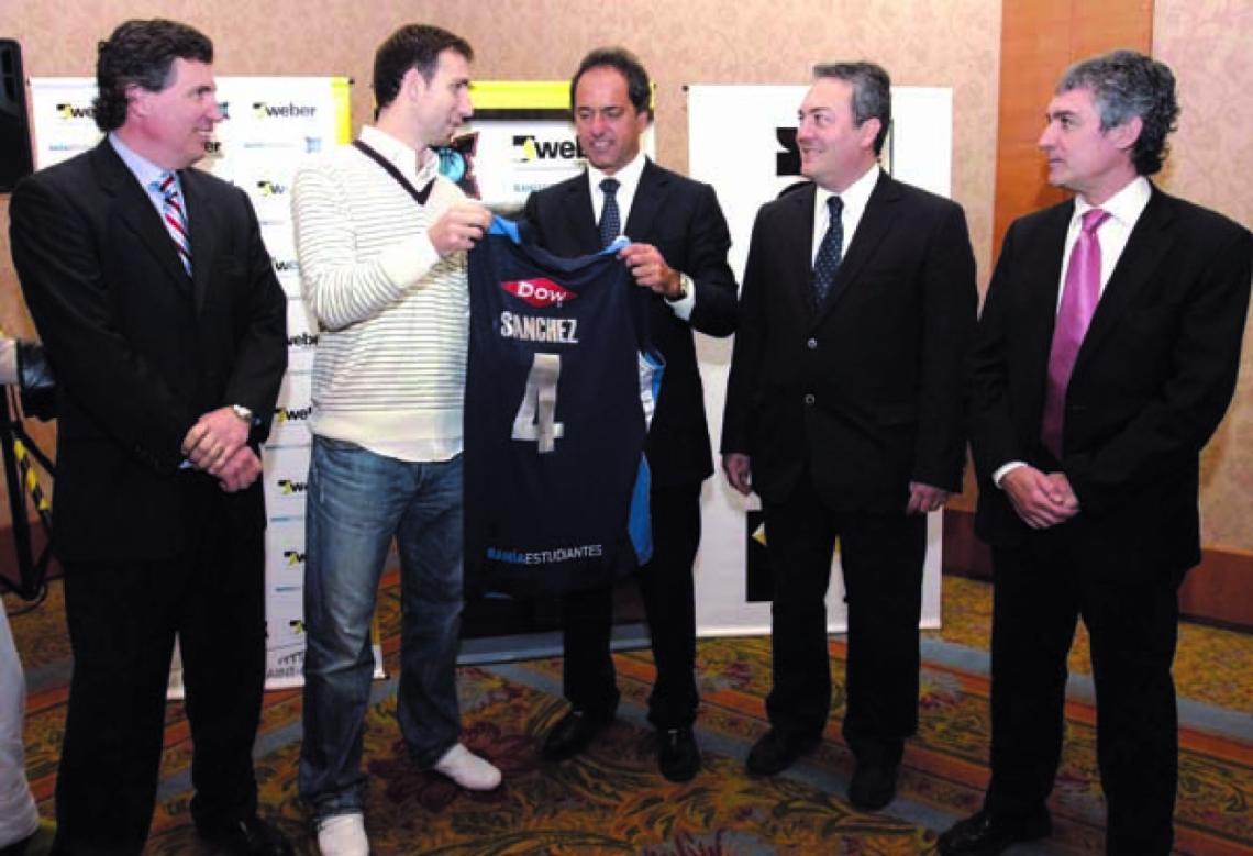 Imagen PEPE le obsequia su camiseta al gobernador Daniel Scioli. Con ellos: Mariano Bo (Weber), el intendente Breitenstein y Alejandro Rodríguez (Deportes Buenos Aires).