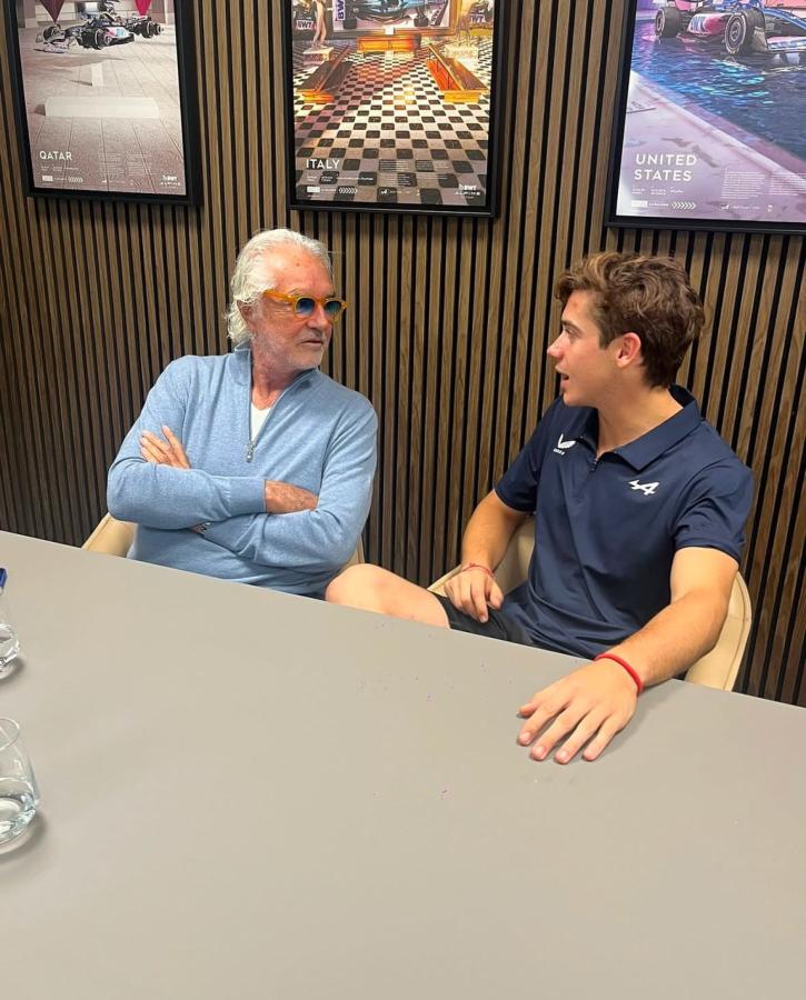 Imagen Buena onda entre Briatore y Colapinto, en una de sus charlas habituales.