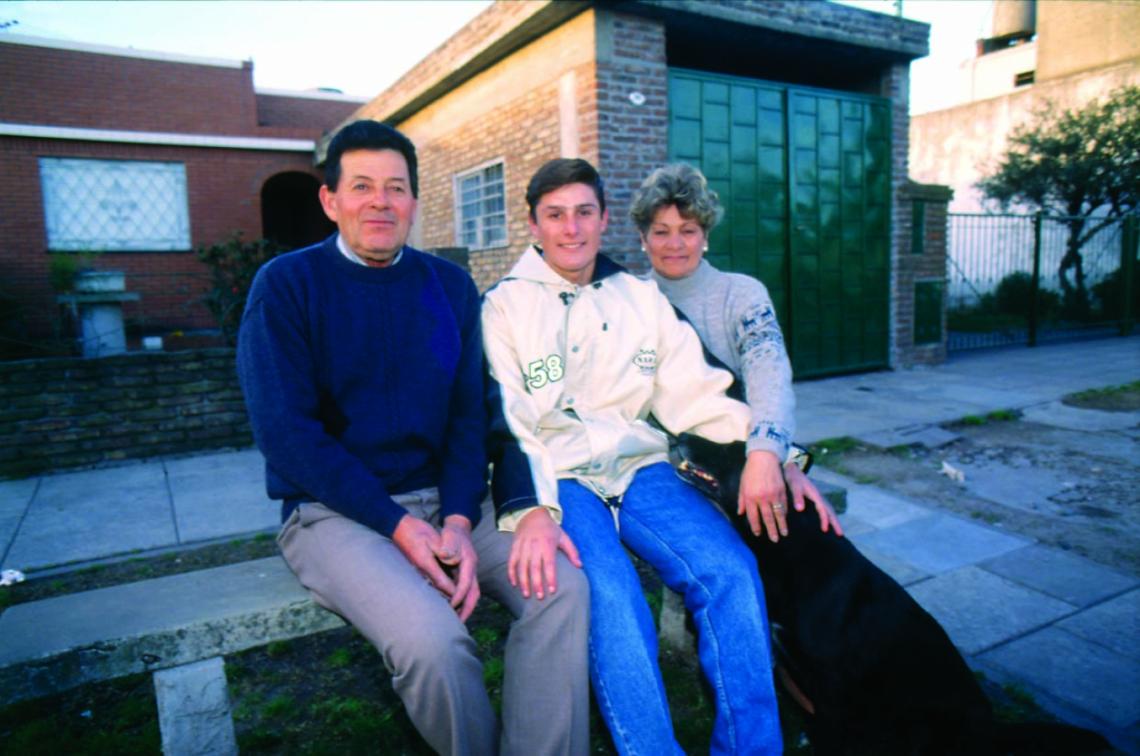 Imagen CARA DE NENE, con papá Rodolfo y mamá Violeta. El peinado, igualito.