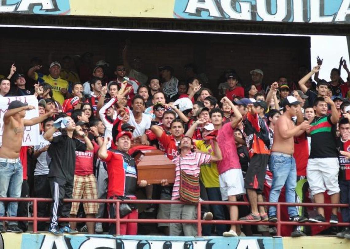 Imagen EL ATAUD de Christopher Sanguino en el medio de la barrabrava del Cúcuta. De no creer.