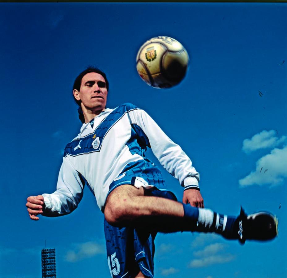 Imagen De la mano de Bielsa, fue campeón con Velez en 1998