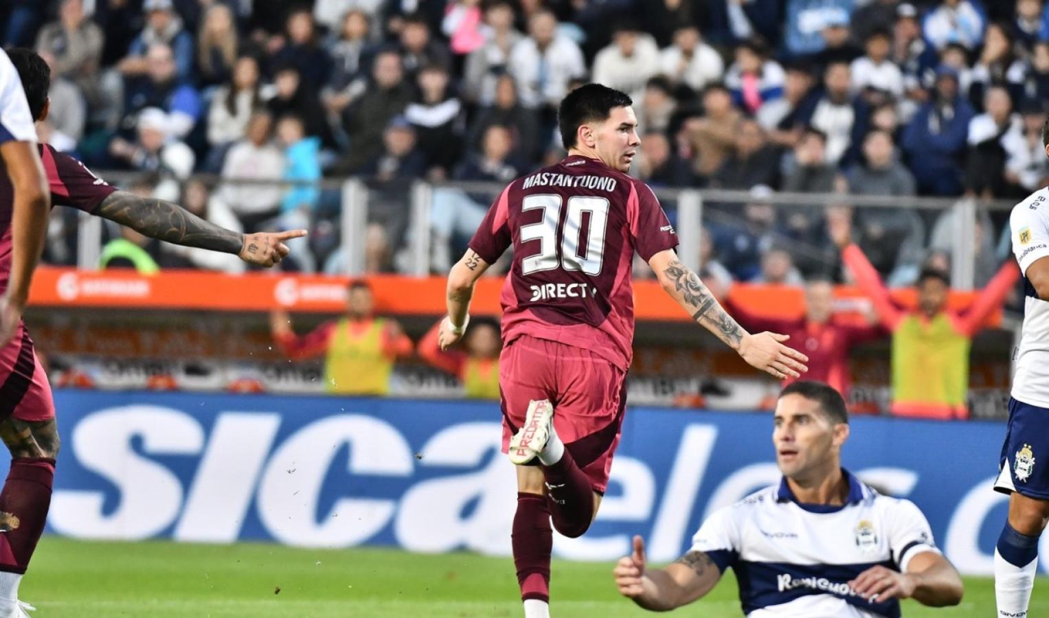 Imagen Mastantuono y la número 30 en homenaje a Messi.
