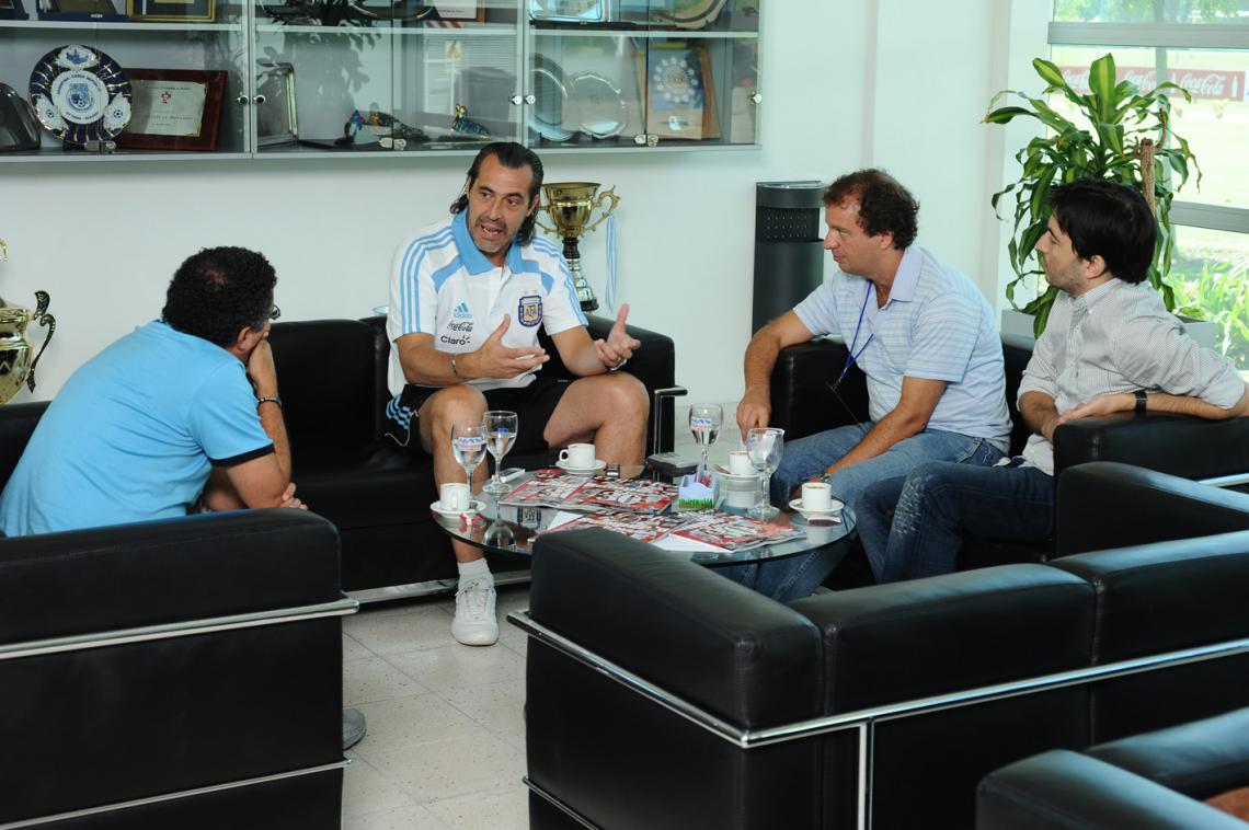Imagen LA CHARLA del técnico de la Selección con los periodistas de El Gráfico, en el predio de Ezeiza.