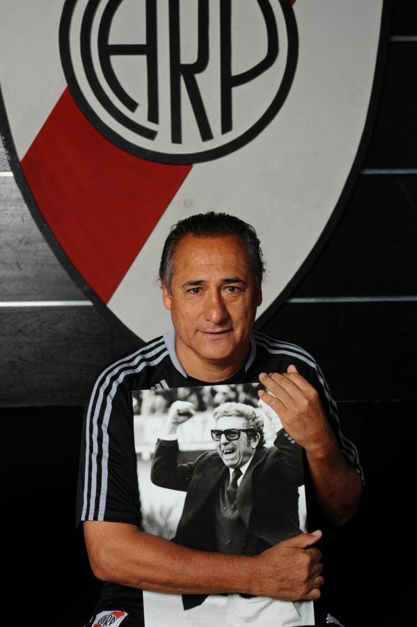 Imagen JUAN JOSÉ LÓPEZ, el mejor ocho de la historia de River con Moreno. De las inferiores, ganó siete títulos (1970-1981). DT de Labruna dentro de la cancha. DT de River.