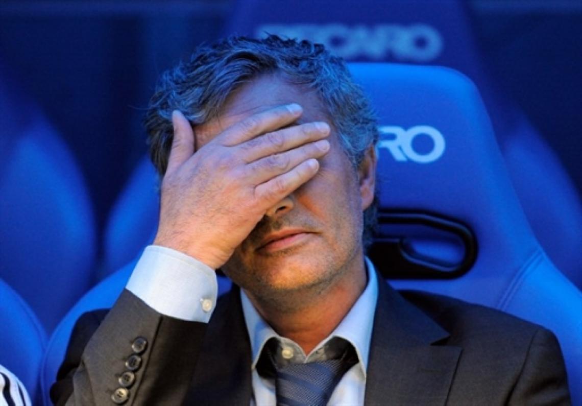 SI QUERES LLORAR, llorá. Mourinho, 19 títulos y 355 victorias sobre 500 partidos, gana también todos los campeonatos frente a los micrófonos. (AFP)