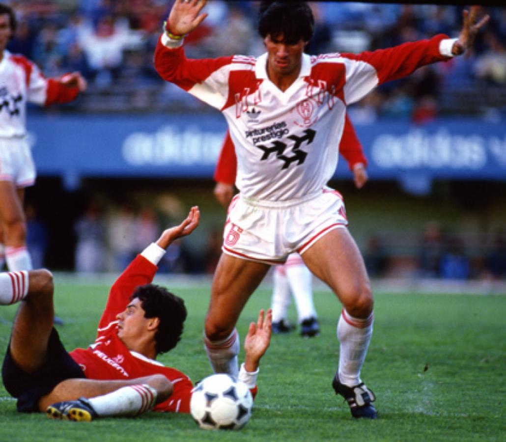 Imagen LIMPIO EL QUITE de Asteggiano usando la camiseta de Huracán en el año 1991