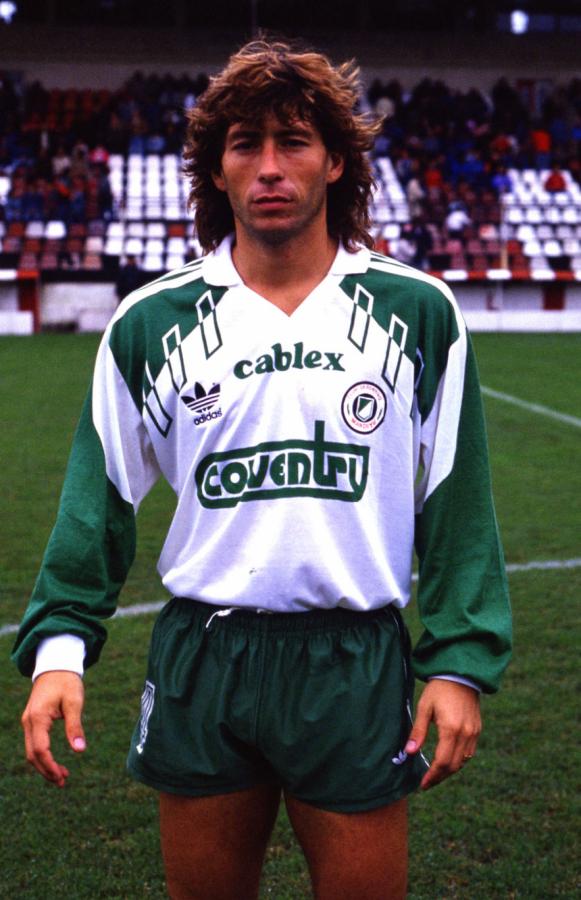 Imagen Abelardo Eliseo Vallejos jugó en Guaraní de Paraguay, Mandiyú de Corrientes, Racing Club y se retiró en Platense.