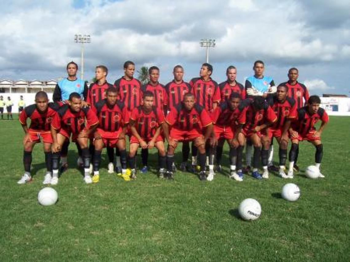 Imagen LA FOTO SALIO BIEN. En la cancha, necesitarían entrar todos juntos como para arañar un empate.