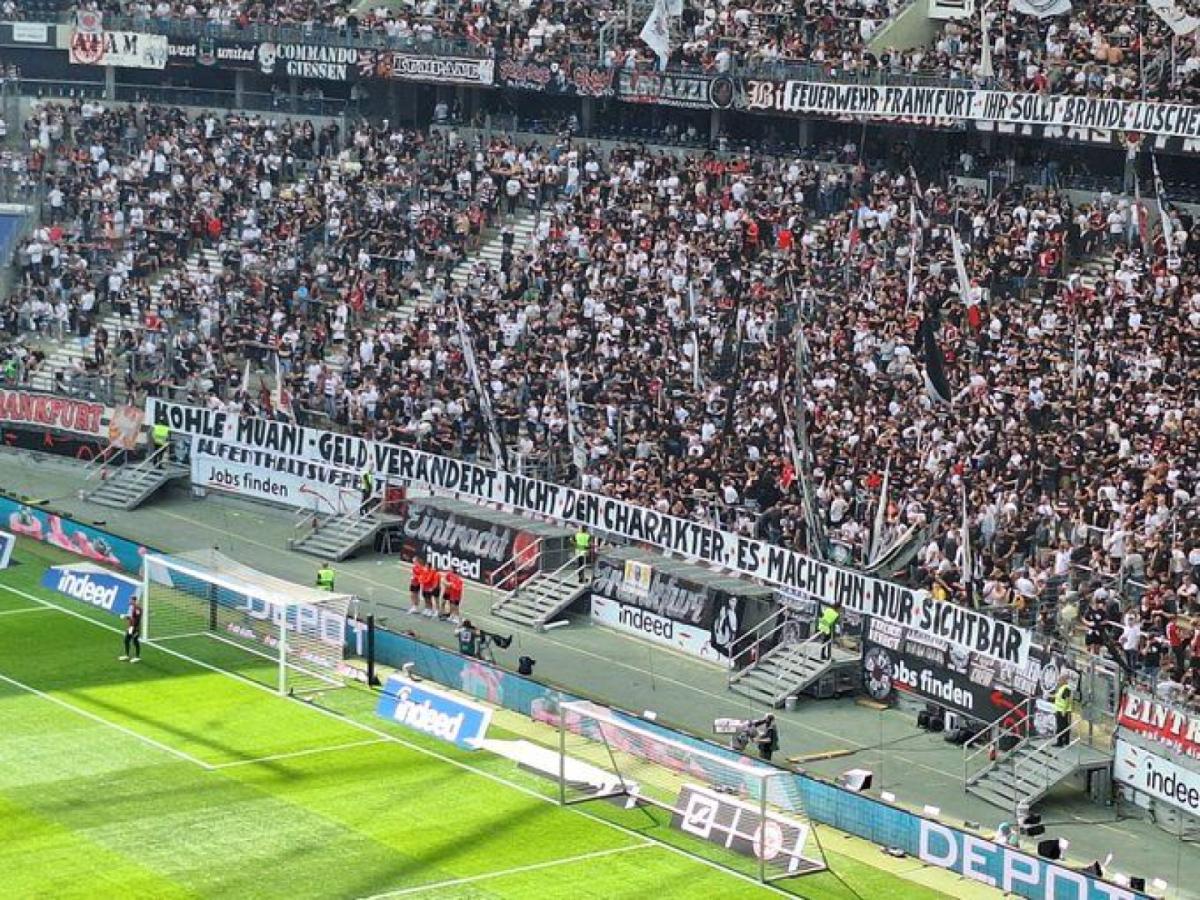 Imagen La bandera de los hinchas de Eintracht Frankfurt en contra de Kolo Muani.