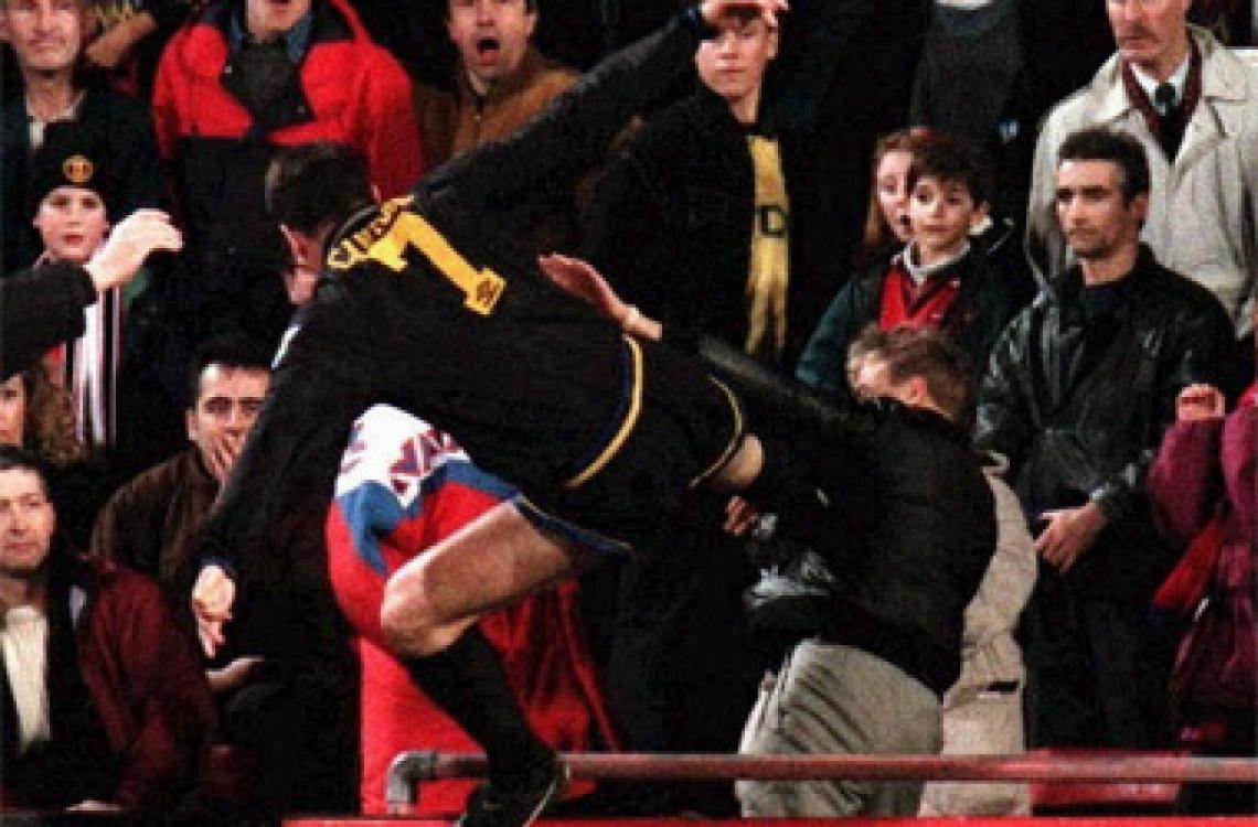 Imagen PATADA VOLADORA.  "Fue el mejor momento de mi carrera" dijo Eric Cantona tras retirarse.