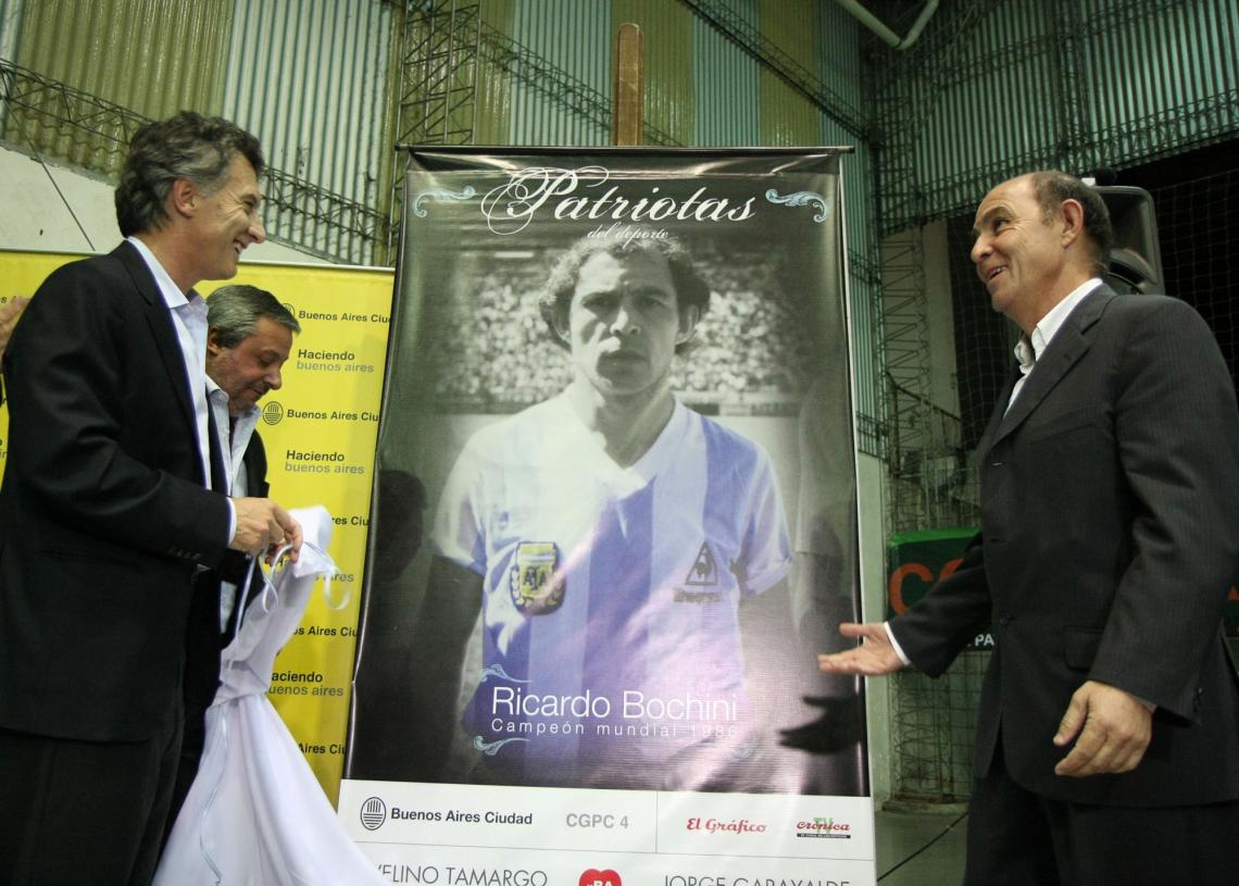 Imagen RICARDO BOCHINI y su gigantografía, junto al Jefe de Gobierno Mauricio Macri.