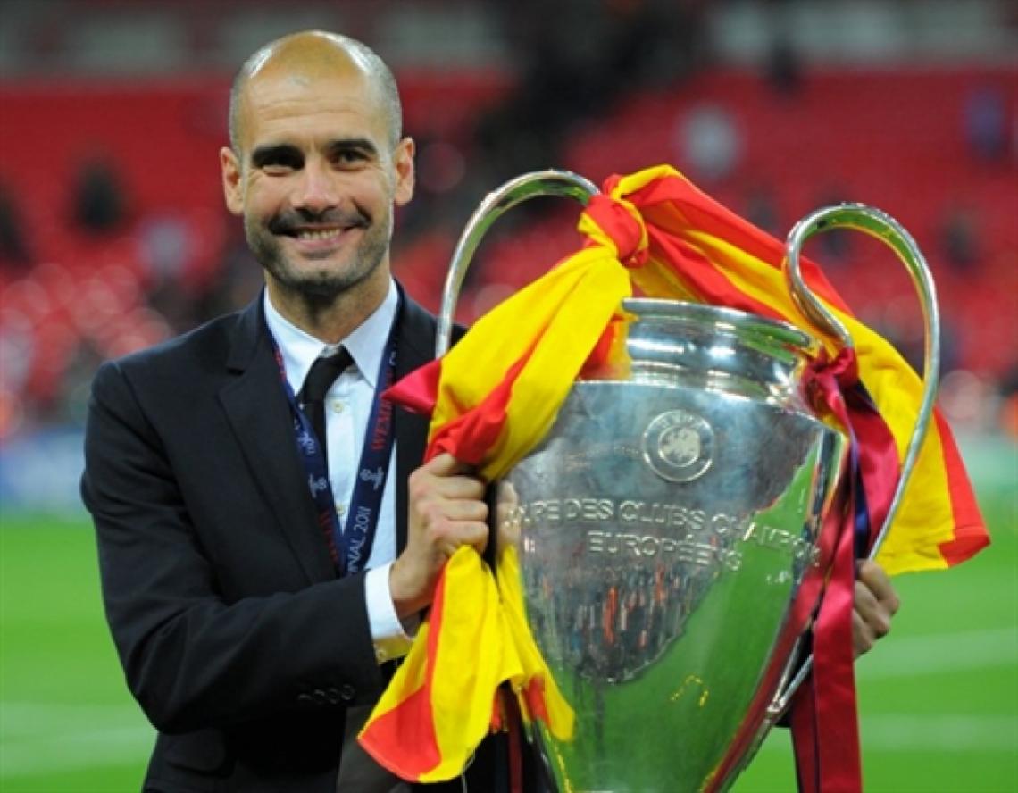 Imagen A TODO TITULO. Guardiola y su décimo trofeo como entrenador del Barcelona.
