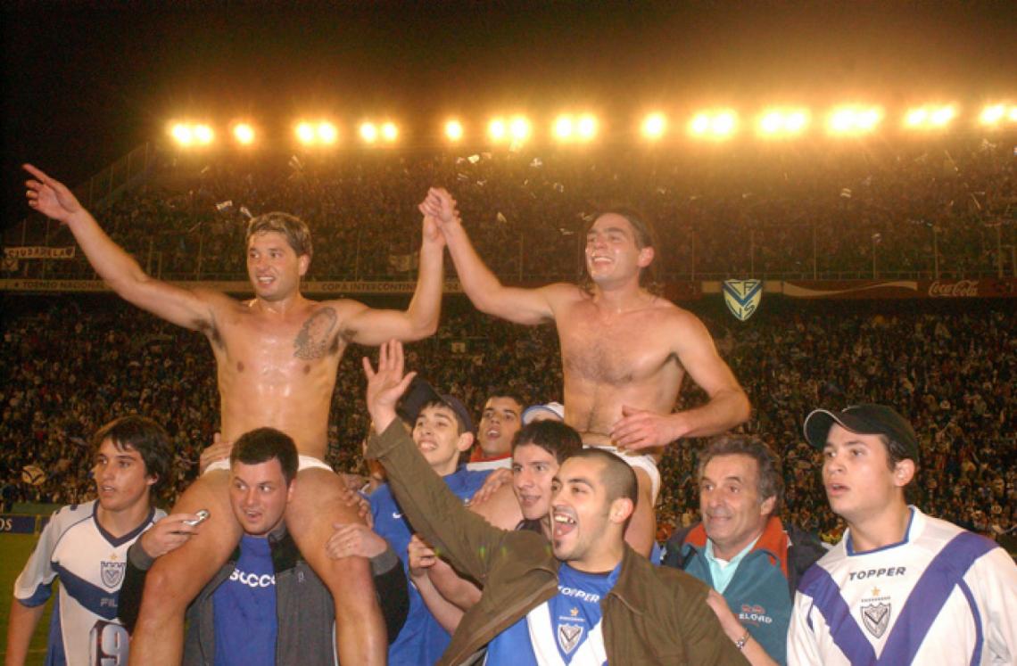 Imagen Campeón 2005 con Vélez, junto a Lucas Castromán en los festejos.
