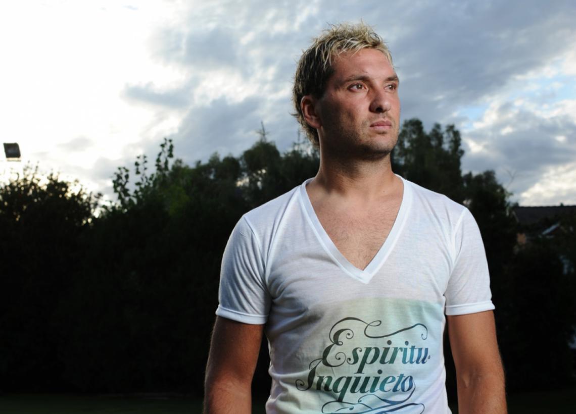 Imagen LA REMERA lo califica bien: con su presente en Huracán, Roly llegó a las 13 camisetas.