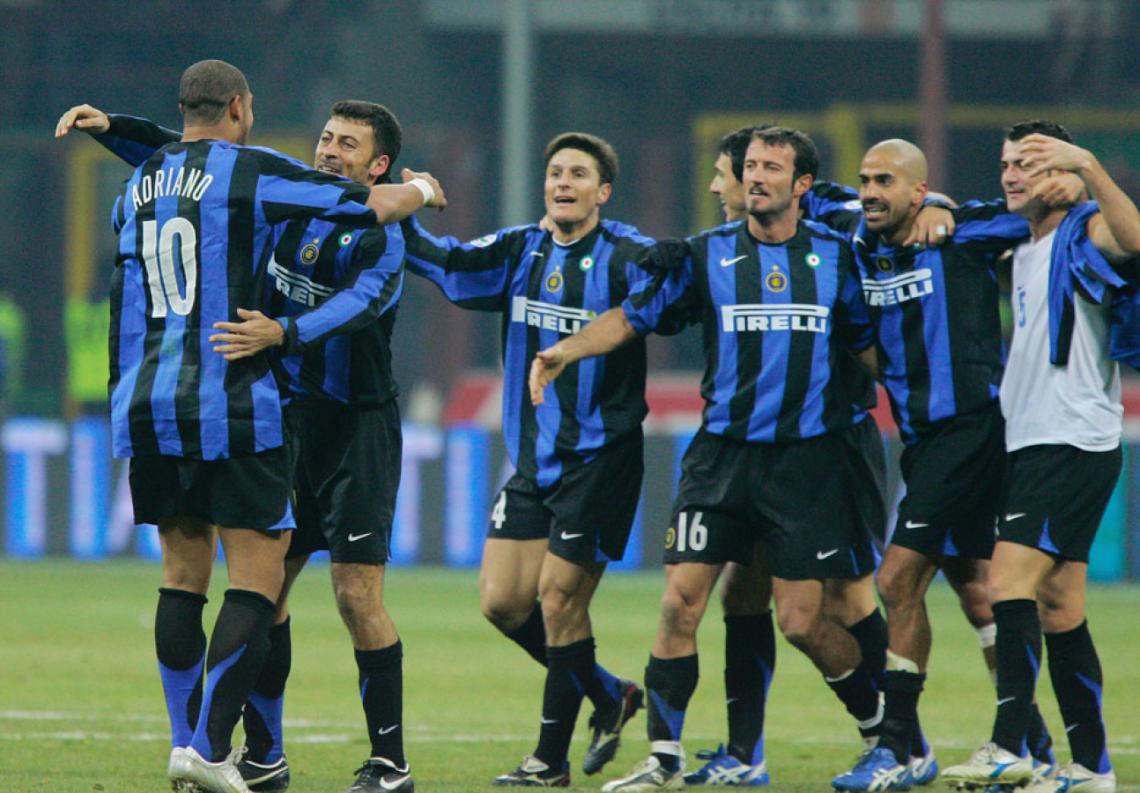 Imagen Samuel, Zanetti, Burdisso y Verón, en una de las tantas celebraciones del Inter que comenzaba a dominar.