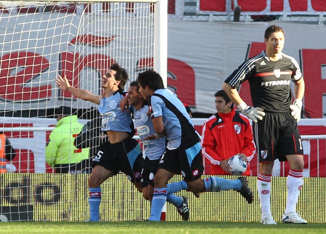 Imagen FARRÉ GRITA. Y grita todo Belgrano. El volante festeja el gol que sepultó las ilusiones de River de mantener la categoría en la histórica Promoción de 2011. El Pirata ya es de Primera. 
