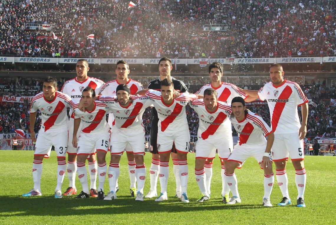 Imagen LA FOTO que va a quedar en la historia como el equipo que vio descender a River.