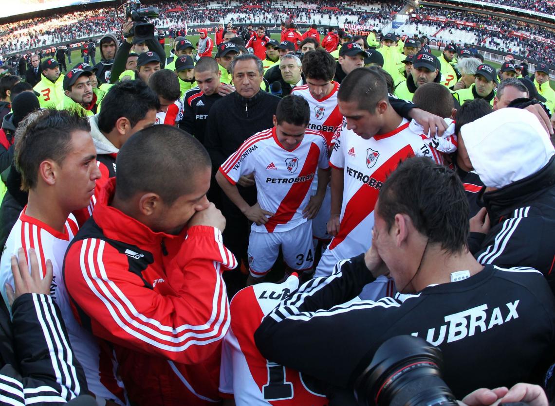 DESCONSUELO GENERAL. Los jugadores y el técnico de River, todavía en shock. Se acaban de ir a la B.