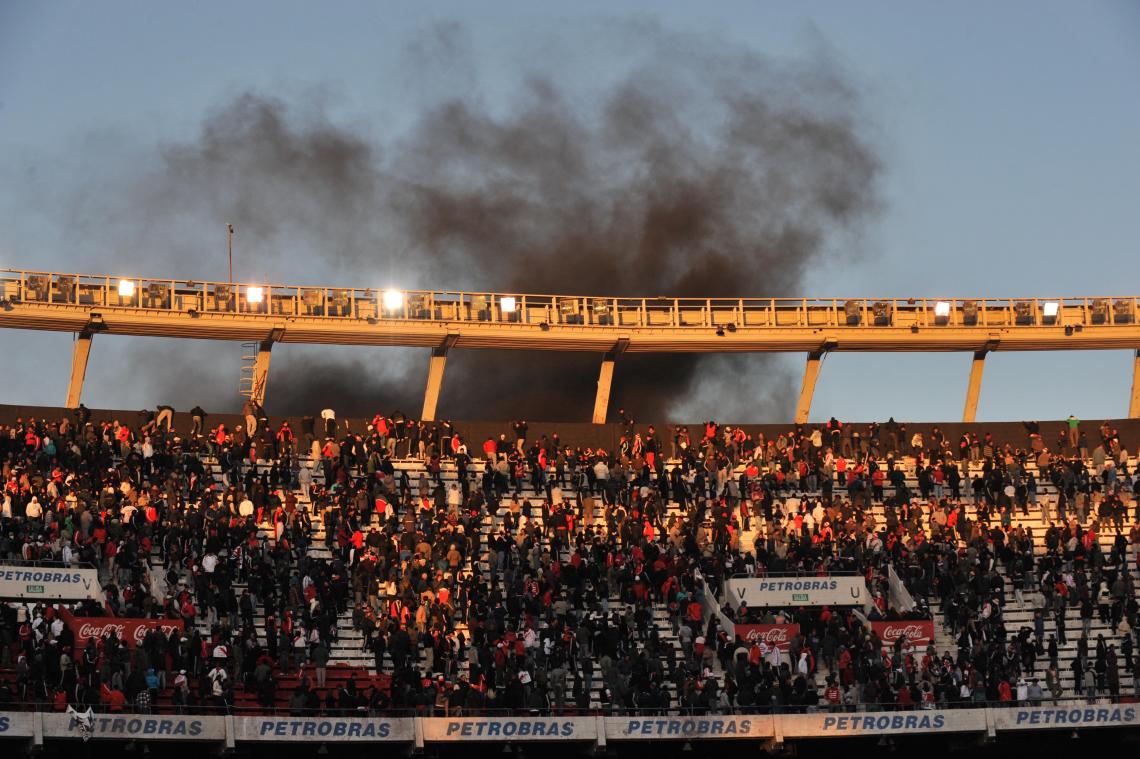 Imagen EL PARTIDO SE SUSPENDIÓ cuando los hinchas de River comenzaron a arrojar objetos a la cancha. Pezzota dio por terminado el partido y Belgrano ascendió a Primera.