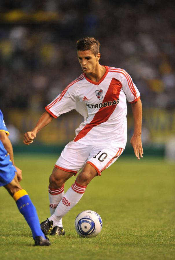 Imagen Más allá de su talento, le tocó debutar en un River desahuciado que terminó en la B Nacional. Pero, a los 19 años, se lo llevó la Roma por más de 12 millones y medio de euros.