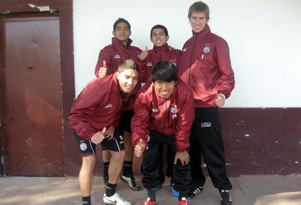 Imagen Parados, de izquierda a derecha: Marcos Pinto, Carlos Fernández y Federico Rasmussen; Agachados, de izquierda a derecha: Carlos Henneberg y Bruno Vides.