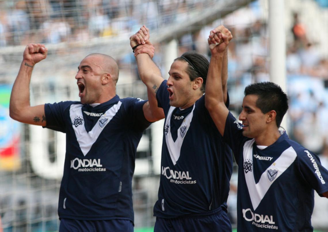 Imagen La delantera de Vélez que, todos los domingos, monta un llamativo show del gol.