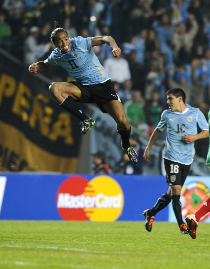 Imagen Alvaro Pereira celebra su gol para la victoria ante México. 