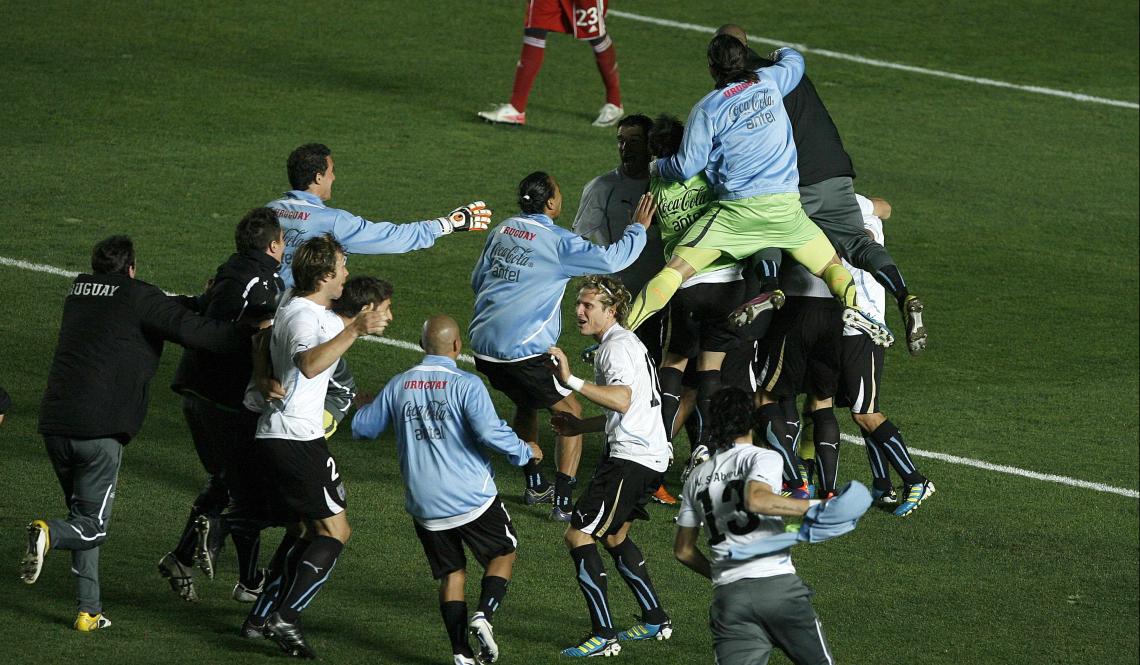 Imagen HAZAÑA. El festejo uruguayo tras eliminar a Argentina por penales (AFP)