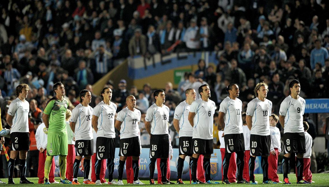 Imagen Los once de Uruguay cantan el himno contra Argentina, en Santa Fe.