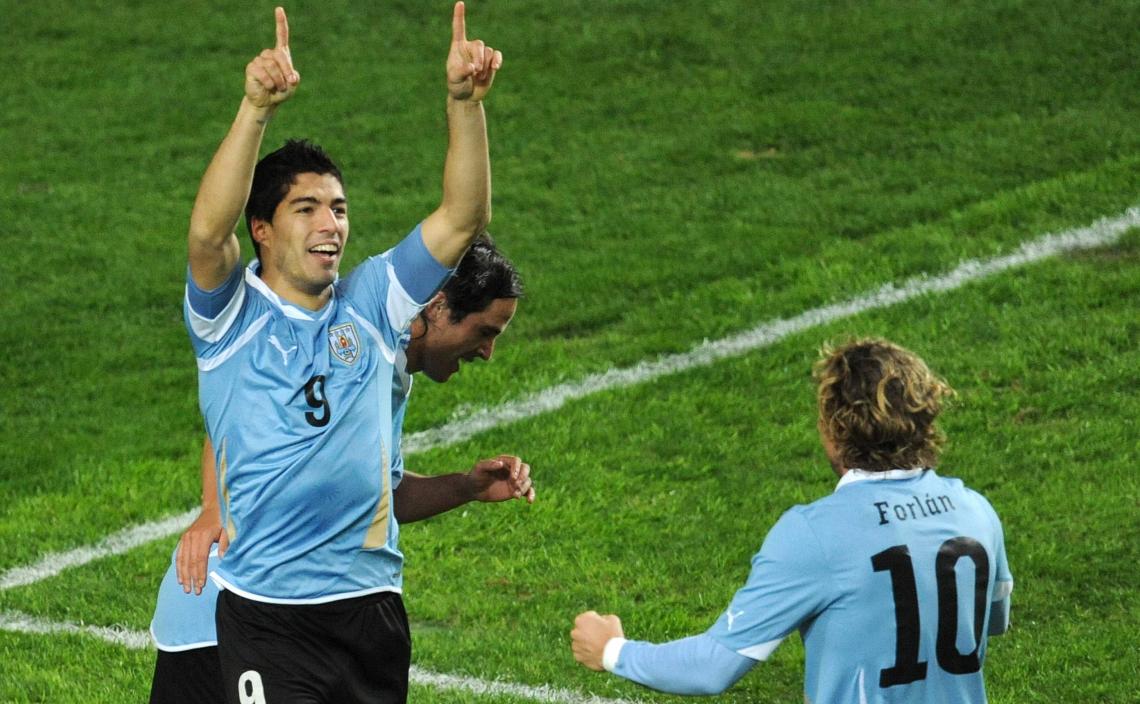 Imagen LUIS SUAREZ festeja junto a Forlán. Hizo los dos goles de Uruguay en la semifinal ante Perú. (AFP)