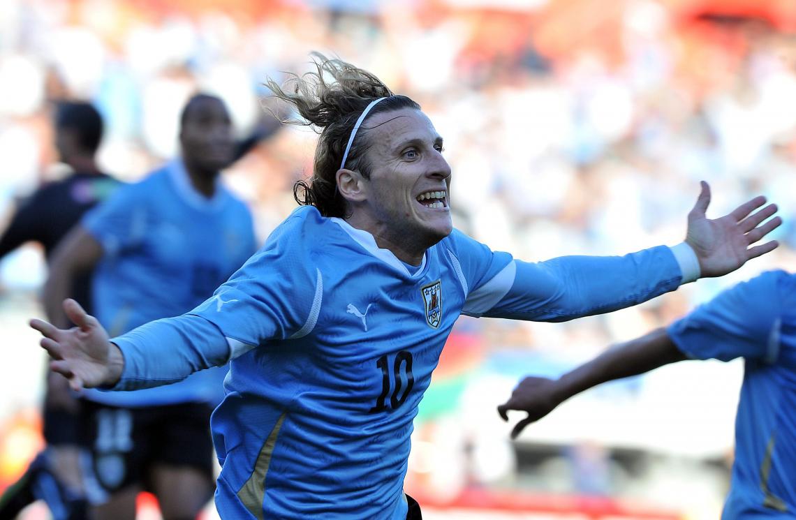 Imagen Forlán celebra su gol. Como su padre Pablo y su abuelo Juan Carlos, el delantero se consagró campeón de América.