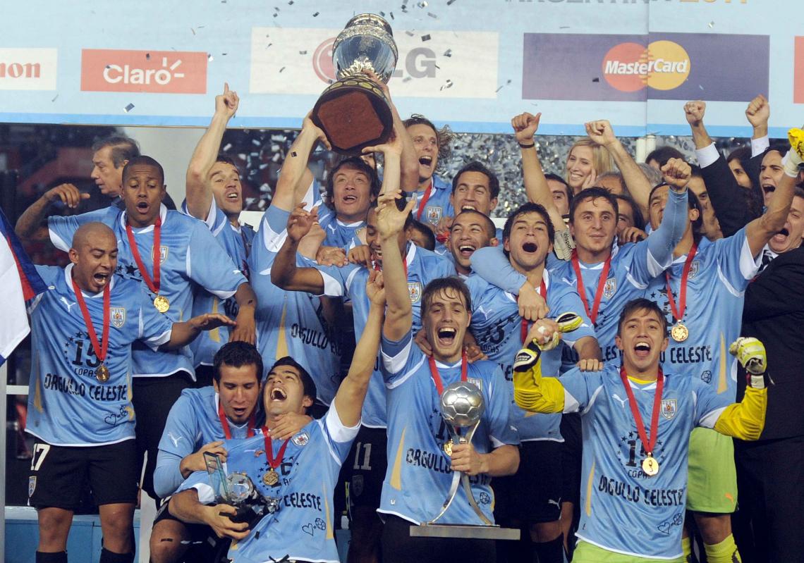 Imagen CAMPEONES. Lugano levanta la Copa bien alta. El pueblo uruguayo delira (AFP)