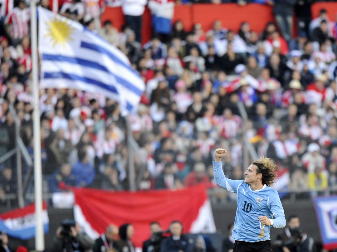 Imagen FORLAN, la bandera de Uruguay, se convirtió en el gol histórico de la Celeste.