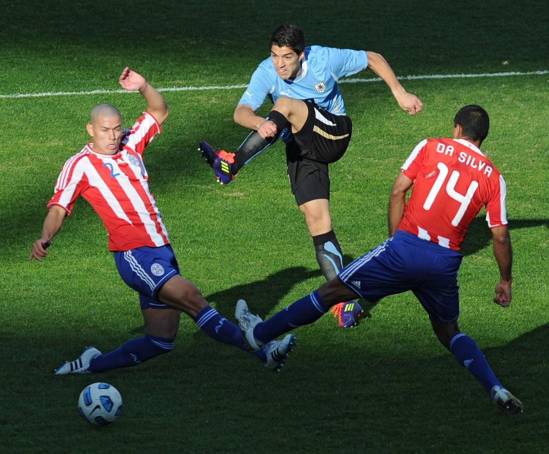 Imagen EL ZURDAZO de Suárez va camino al gol. Es el 1-0 de Uruguay (AFP)