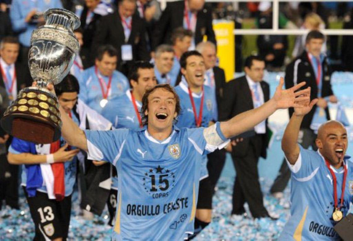ALZANDO la Copa América en el Monumental (2011).