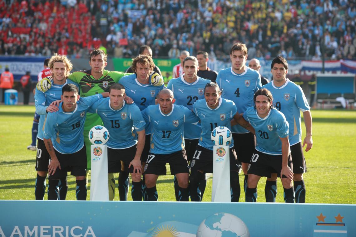 Imagen LOS ONCE del campeón: Forlán, Muslera, Lugano, Cáceres, Coates, Suárez; Maxi Pereira, Pérez, Arévalo Ríos, Alvaro Pereira y Alvaro González (Emiliano Lasalvia)